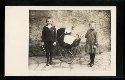 Foto-AK Zwei Geschwister mit Puppen-Kinderwagen