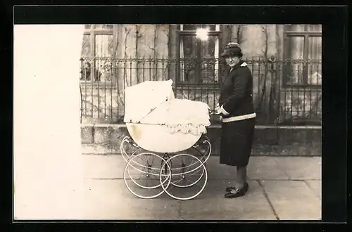 Foto-AK Bürgerliche Mutter mit Kinderwagen