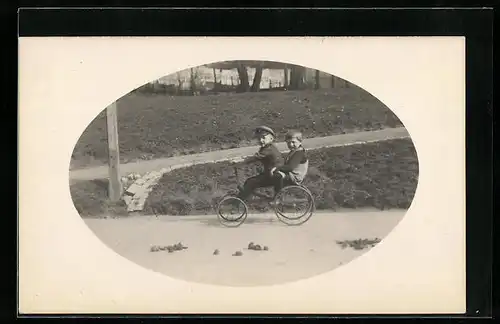 AK Zwei Kinder auf einem Tretwagen