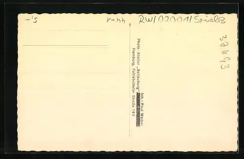 AK Mutter mit ihren zwei Kindern und deren Spielzeug