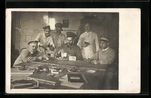 Foto-AK Soldaten beim Karten kloppen, Kartenspiel