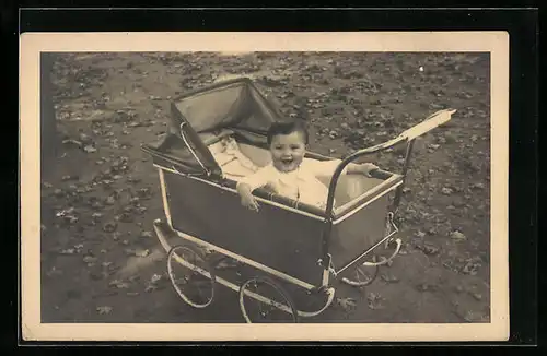 Foto-AK Lachendes Kleinkind im Kinderwagen