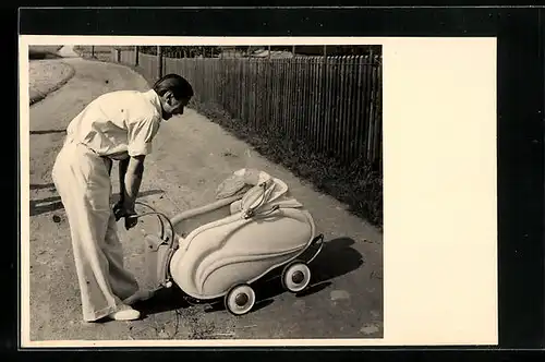 Foto-AK Stolzer Vater guckt in den Kinderwagen