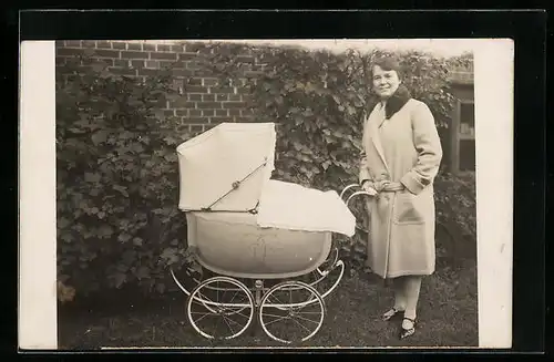 Foto-AK Stolze Mutter im Mantel und dem Kinderwagen