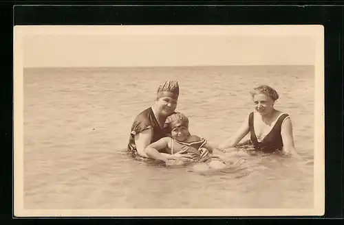 Foto-AK Westerland-Sylt, Foto-Atelier Herold, Familie im Strandbad, Bademode