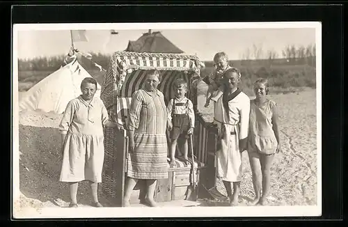 Foto-AK Familie am Strandkorb, Bademode