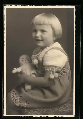 AK Kleines blondes Mädchen posiert fröhlich mit ihrer Puppe