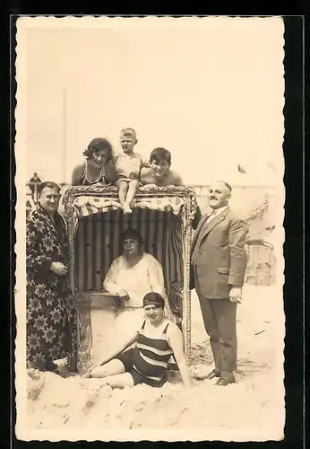 AK Familie posiert am Strand um einen Strandkorb herum