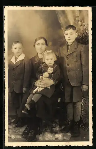 AK Familienfoto mit Puppe