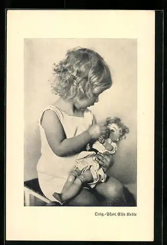 AK Blondes Mädchen füttert ihre Puppe