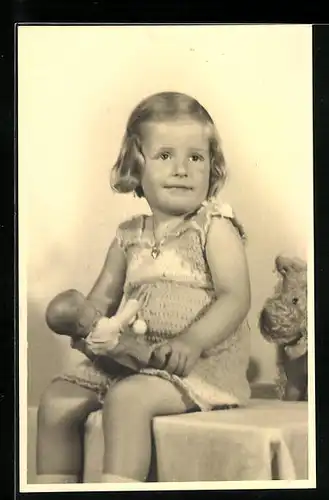 AK Blondes Mädchen mit schüchternem Lächeln und Puppe