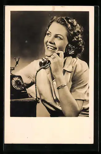 AK Frau beim Telefonieren