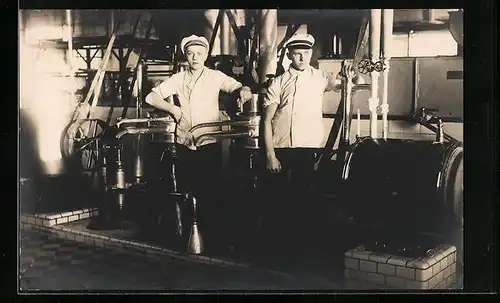 AK Zwei junge Fabrikarbeiter an ihrer Maschine
