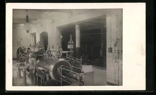 AK Fabrikarbeiter an seiner Maschine