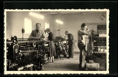 AK Fabrikarbeiter an ihren Maschinen