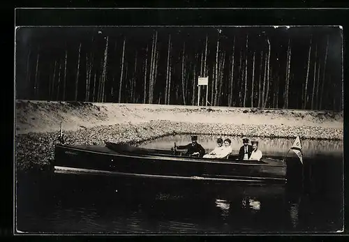 Foto-AK Fünf Herrschaften im Sportboot Oberhavel