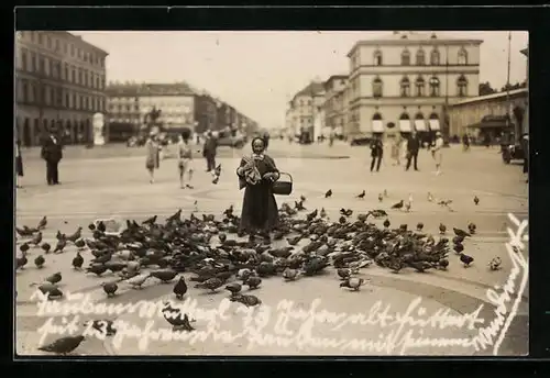 AK München, Taubenmutterl 80 Jahre alt, füttert seit 24 Jahren die Tauben