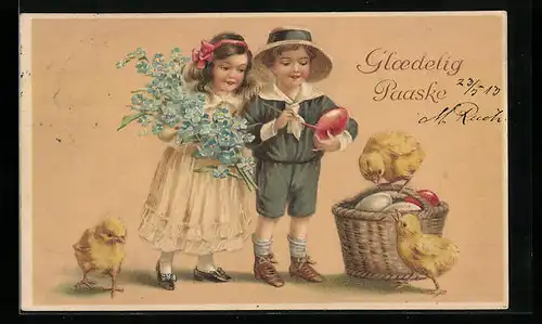 AK Kinderpaar mit Osterkorb und Osterküken, Ostergruss