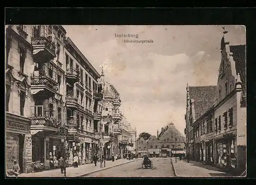AK Insterburg, Passanten in der Hindenburgstrasse
