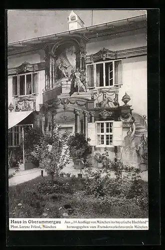 AK Oberammergau, Blick auf ein bemaltes Haus