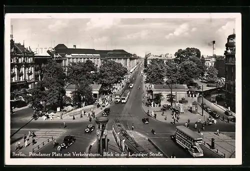 AK Berlin, Potsdamer Platz mit Verkehrsturm, Blick in die Leipziger Strasse m. Strassenbahn