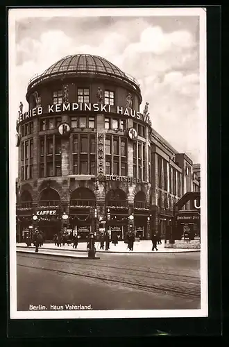 AK Berlin-Tiergarten, Haus Vaterland mit Passanten