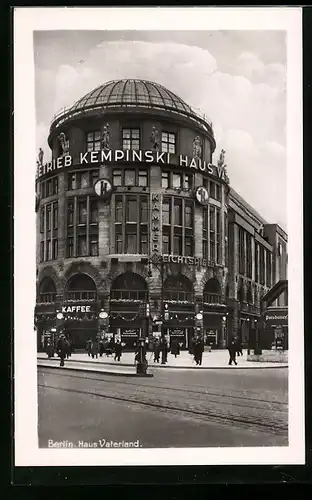 AK Berlin-Tiergarten, Haus Vaterland mit Passanten