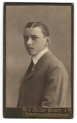 Fotografie Wilh. Knarr, Rosenheim, Innstr. 42, Junger Herr im Anzug mit Krawatte