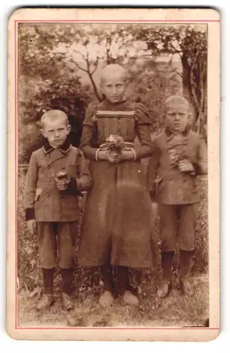 Fotografie unbekannter Fotograf und Ort, Junges Mädchen im Kleid mit zwei Jungen