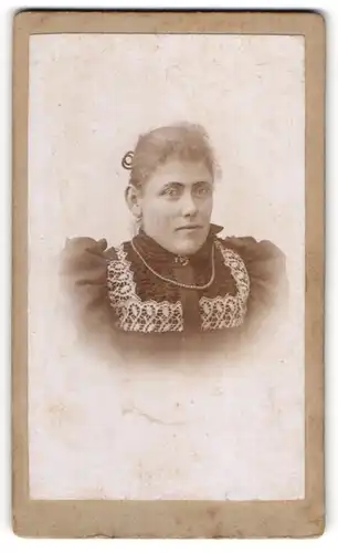 Fotografie M. Gruber, Pfarrkirchen, Junge Dame mit zurückgebundenem Haar