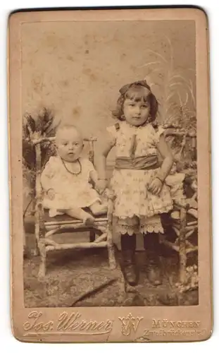 Fotografie Jos. Werner, München, Zweibrückenstr. 2, Kleines Mädchen im Kleid mit einem Kleinkind