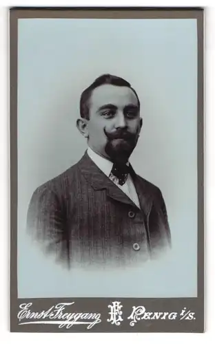 Fotografie Ernst Freygang, Penig, Brückenstr., Junger Herr im Anzug mit Bart