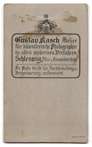 Fotografie Gustav Rasch, Schleswig, Allee Ecke Bismarckstrasse, Junge Dame in weisser Bluse und Rock