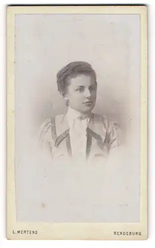 Fotografie Ludwig Mertens, Rendsburg, Am Gymnasium, Junge Dame mit zurückgebundenem Haar
