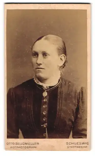 Fotografie Otto Seligmüller, Schleswig, Stadtweg 147, Junge Dame im Kleid mit Medaillon