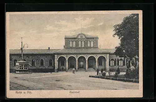 AK Kehl a. Rh., Bahnhof mit Passanten