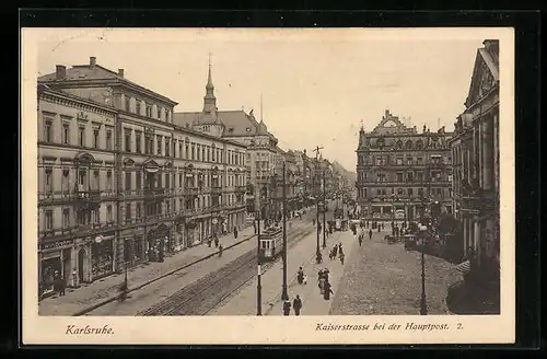 AK Karlsruhe, Kaiserstrasse bei der Hauptpost mit Strassenbahn