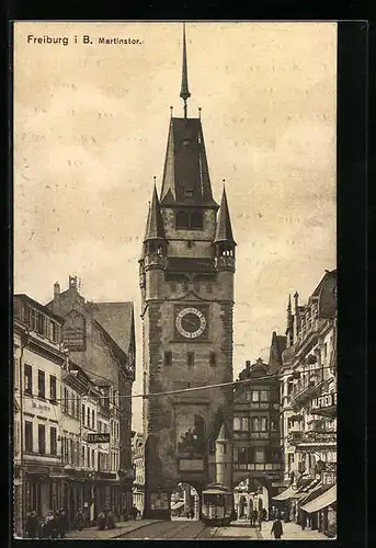 AK Freiburg i. B., Martinstor mit Strassenbahn