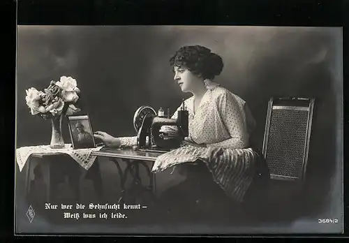 AK Näherin sitzt an der Nähmaschine und denkt an ihren Geliebten