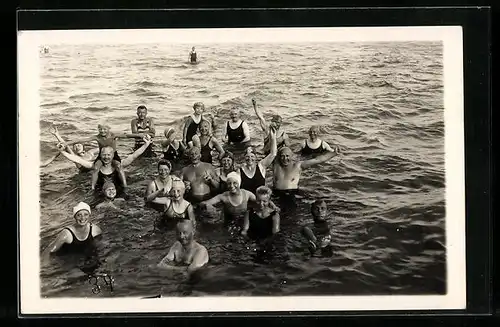 Foto-AK St. Peter, Fröhliche Badegruppe im Wasser