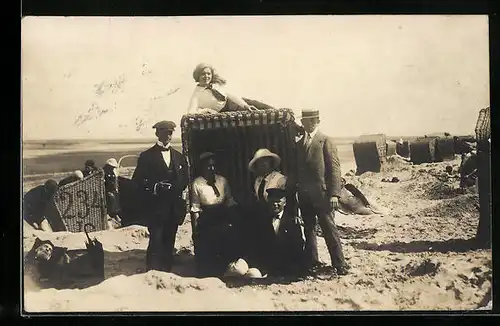 Foto-AK Kleine Gesellschaft mit Strandkorb am Meer