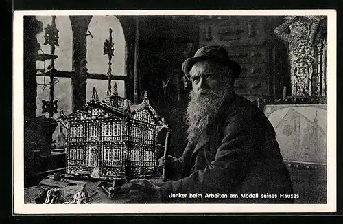 AK Junker beim Arbeiten am Modell seines Hauses, Montage