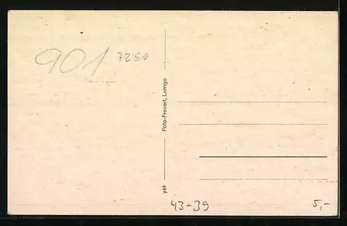 AK Junker beim Arbeiten am Modell seines Hauses, Montage