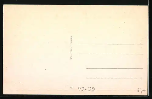 AK Junker bei der Arbeit am Modell seines Hauses, Montage