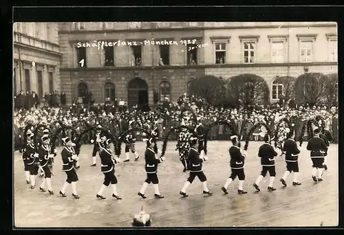 Foto-AK München, Tanzgruppe beim Schäfflertanz, 1928
