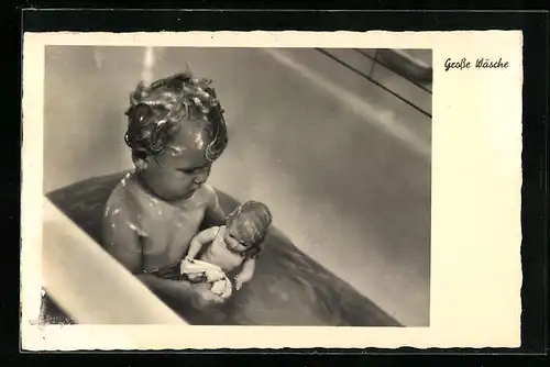 AK Grosse Wäsche, Kleinkind mit Puppe in der Wanne