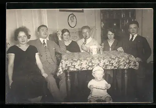 Foto-AK Junge Erwachsene mit einer grossen Puppe