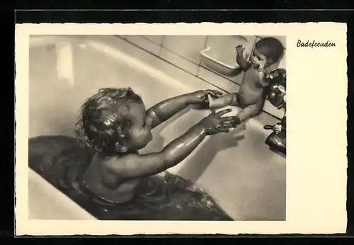 AK Kleinkind spielt mit einer Puppe in der Badewanne