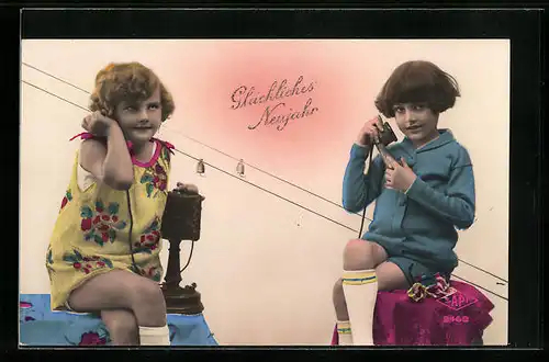 AK Zwei kleine Mädchen mit Telefonen, Telefondraht, Neujahrsgruss