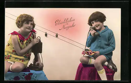 AK Zwei kleine Mädchen in Kniestrümpfen am Telefon, Neujahrsgruss